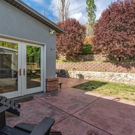 Spacious MTN Retreat Near Ski Resorts, hot tub, home office, and Pet-Friendly