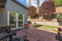 Spacious MTN Retreat Near Ski Resorts, hot tub, home office, and Pet-Friendly Hotels in Millcreek