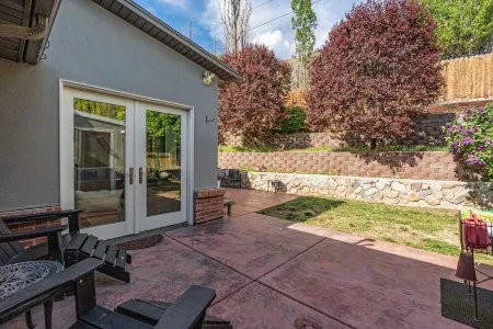 Spacious MTN Retreat Near Ski Resorts, hot tub, home office, and Pet-Friendly