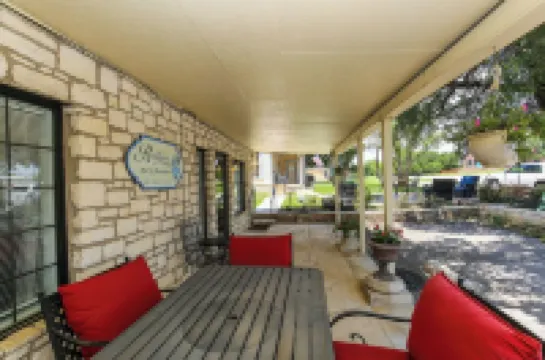 Charming 2-bedroom cottage with AC, WiFi in Marble Falls