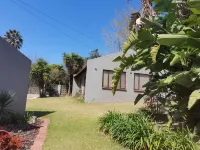 Beautiful rose garden cottage with pool n braai. Pet Friendly!