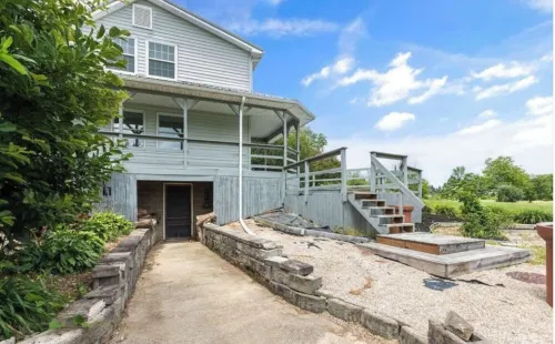 Charming 3-bedroom farmhouse with WiFi, AC on the outskirts of Hocking Hills.