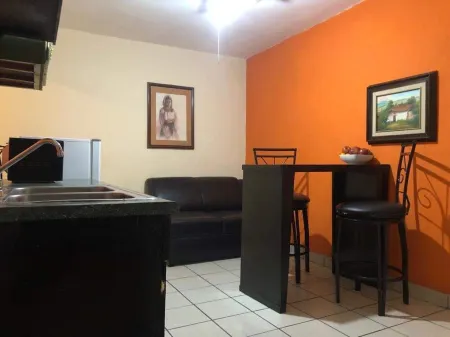 5 minutes to the theme park! Family-sized condo with game room & deck