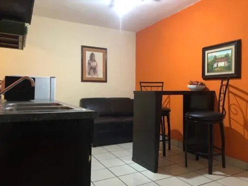 5 minutes to the theme park! Family-sized condo with game room & deck