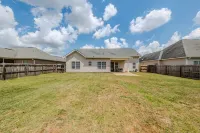 Southern Delight-4 Bed Room-7 beds- Private Backyard-Great for Larger Groups