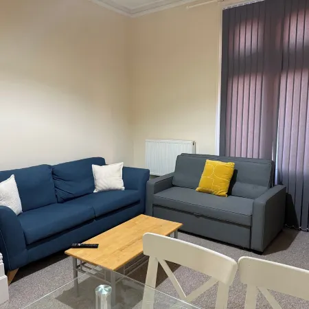 1 Bed Flat - Sleeps 5 - Parking - Wifi