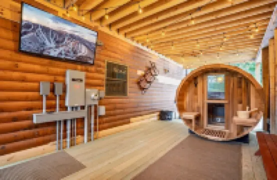 15 Guest Chalet with Sauna and Hot Tub - Bunk Room - 4 minutes to Sunday River