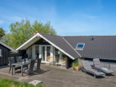 "Maxie" - 1.2km from the Sea