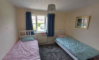 3 Bed House - Sleeps 5 - Pets - Parking