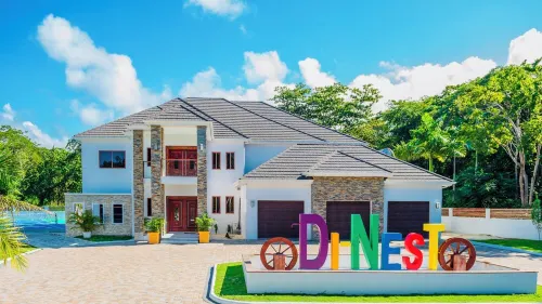 Luxurious 6-bedroom villa, WiFi in beautiful Saint Ann's Bay