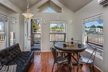 Flying Flags RV Resort & Campground Отели рядом с достопримечательностью «Village Park»