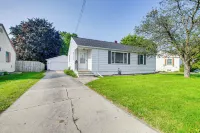 < 1 Mi to Lambeau Field: Green Bay Home w/ Grill! - 3-Star