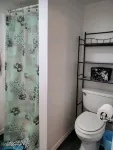 Stylish Retreat w/ Queen Bed • Fast WiFi • Free Parking