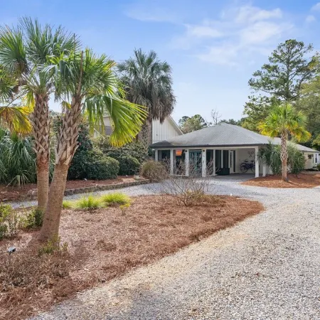 Le Hibou Blanc (A) - Fairhope: Laid-back Sophistication