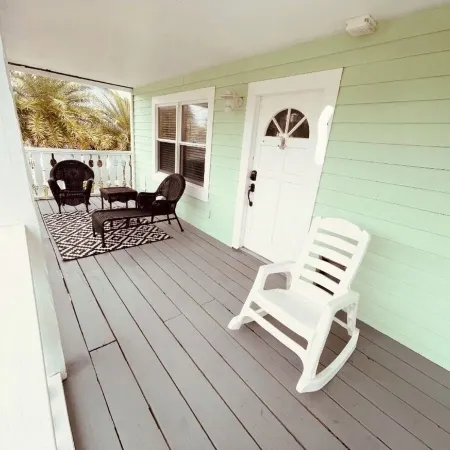 Cozy 1st floor, steps to beach, right off A1A Beach!