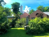 Magical private estate:3 bed Sage Cottage,big porch near Cambridge Beaches & fun Hotels in Sandys