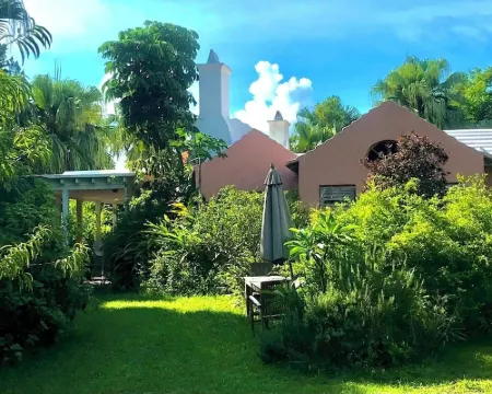 Magical private estate:3 bed Sage Cottage,big porch near Cambridge Beaches & fun Hotels in Sandys