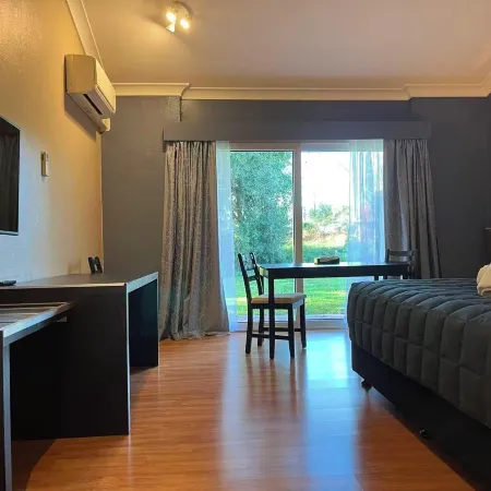 Airlie House Motor Inn