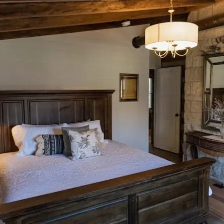 Log Cabin owned by Johnny Cash approx. 30 mins to downtown Nashville. Sleeps 6