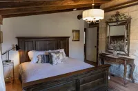 Log Cabin owned by Johnny Cash approx. 30 mins to downtown Nashville. Sleeps 6