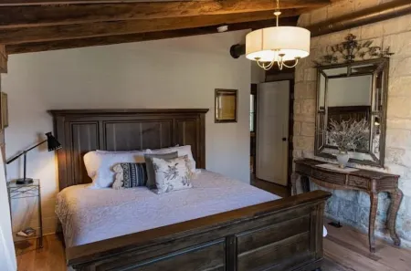 Log Cabin owned by Johnny Cash approx. 30 mins to downtown Nashville. Sleeps 6