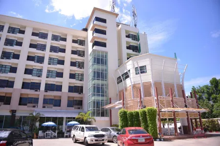 Ratchaphruek Pavilion Отели рядом с достопримечательностью «Computer Center Silapakorn University»