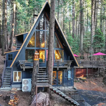 3 Mi to Calaveras Big Trees: Cabin w/ Fire Pit!