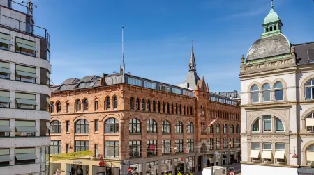 Sanders Regent - Smart Two-Bedroom Apartment Near Central Square Отели рядом с достопримечательностью «Памятник Хансу Кристиану Андерсену»