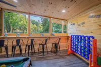 Bear Paradise Cabin–Hot Tub, Mini Golf, Court, Game Room, EV Charger & Fireplace