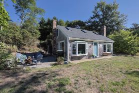 Bright & open private home, close to beach. Renovated clean and pet friendly!