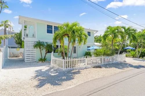 BEST LOCATION! NORTH END OF ANNA MARIA, FL , STEPS TO BEACH & DINING , UNIT B Hotels in Anna Maria