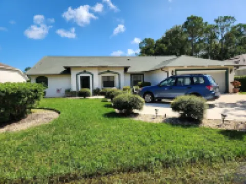 Palm Coast cottage, 3 bedroom 2 bath house w/office,city golf courses and beach.