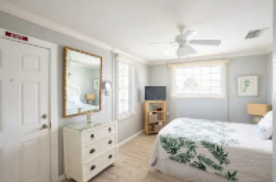 Salty Kisses Seaside Condo just steps to the beach and fishing pier