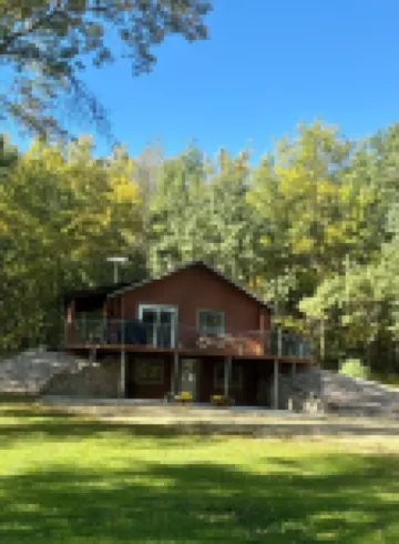 Westby Hideaway: Charming & Cozy 2-Bedroom Cabin on a Peaceful Dead-End Road.