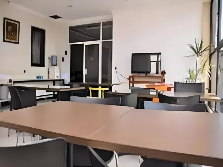 Grand Aularis Hotel Managed by Salak Hospitality Отели рядом с достопримечательностью «Istana Batu»