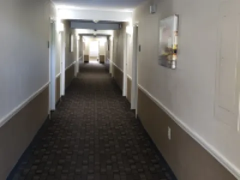 艾倫港紅屋頂酒店 西巴吞魯日縣酒店