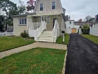 Family-Friendly 3-Bedroom/2.5-Bath House Near NYC Manhattan and MetLife Stadium Hotels in Teaneck