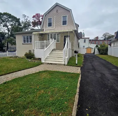 Family-Friendly 3-Bedroom/2.5-Bath House Near NYC Manhattan and MetLife Stadium