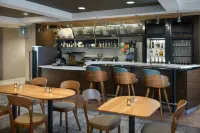 Courtyard Springfield Airport - bar