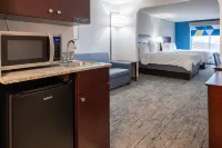 Holiday Inn Express & Suites Wichita Airport by IHG - Hot Tub