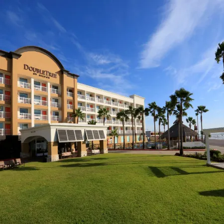 DoubleTree by Hilton Galveston Beach Отели рядом с достопримечательностью «Ocean Star Offshore Drilling Rig & Museum»
