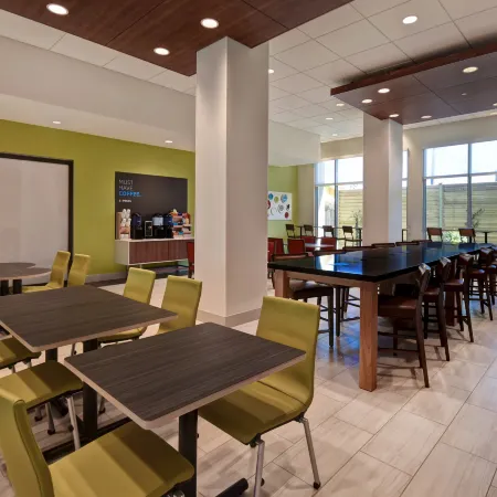 Holiday Inn Express & Suites GALVESTON BEACH by IHG Отели рядом с достопримечательностью «Ocean Star Offshore Drilling Rig & Museum»