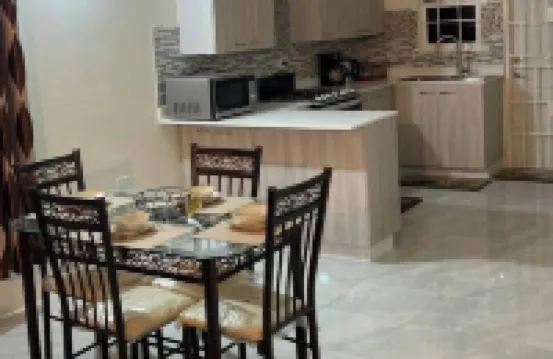 Sleeps 4 with Free Parking 15-Min to Beach