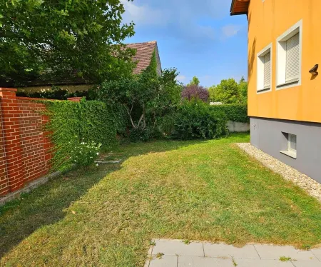 Idyllic vacation home in Parndorf Отели рядом с достопримечательностью «Dinoland»