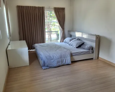 Spacious Entire House with shared Fitness Room and Shared Indoor Pool in club โรงแรมในอำเภอเมืองปทุมธานี