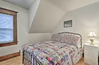 Walk to Lake Superior: Ontonagon Home w/ Fire Pit! - Homestays