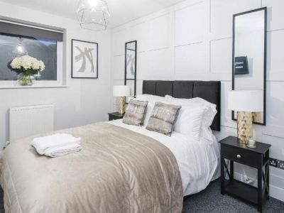Modern 1Br Flat | Walkable High Street Stay