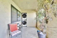Relaxing Palm Springs Condo with Pool Access