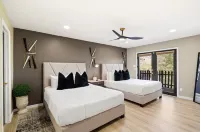 5 Bedroom HILLTOP Modern Breathtaking 360 degree VIEWS Heated Pool Spa Sleeps 16 Hotel dekat Philabaum Glass Gallery