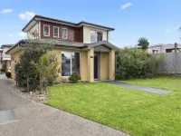 Seaside 3-Bed Home, Direct Beach Access